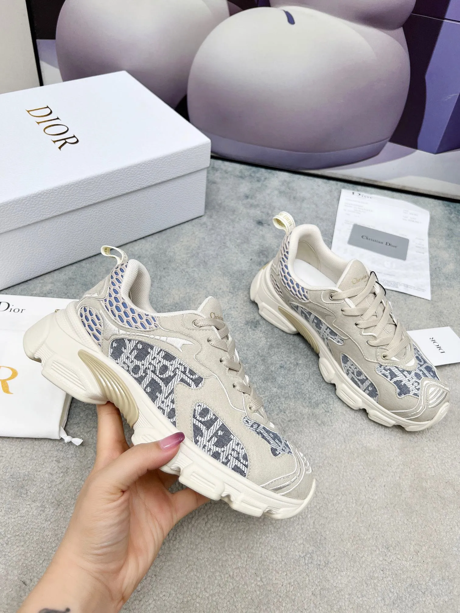 [Dior Dior] P: 580💰 ♺ Size: Female 35-41 Male 39-45 (Female 40.41 Male 45 custom-made) This Dior Chrono sneaker is a new product for the fall of 2024, reinterpreting running shoes in Dior's high-end style. White mesh fabric is paired with nude and silver-toned laminated leather-effect panels, and the CD logo on the sides, star patch on the tongue and Dior logo on the heel are many details to highlight the style. Featuring two-tone laces, a lightweight sole and star embellishments for a casual look all year round.